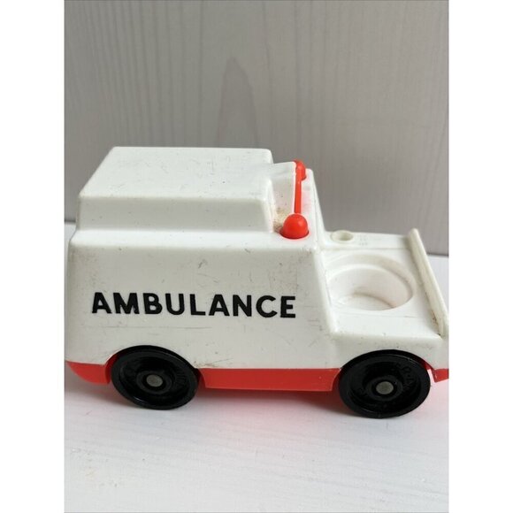Vintage Fisher-Price Little People Hospital 3 Pieces: Ambulance, sink & bed #931 - Picture 16 of 16